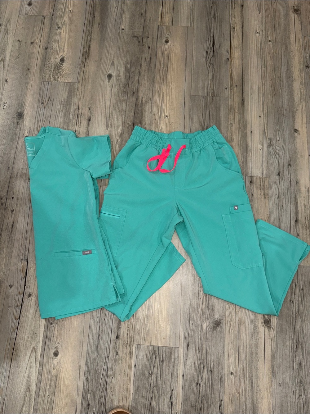 FIGS surgical green scrub set small top small petite bottoms